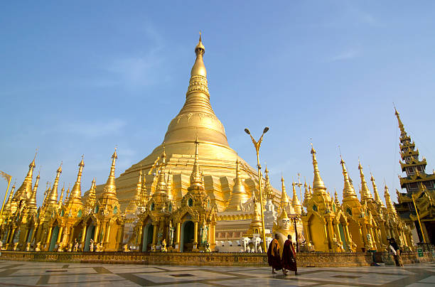 de shwedagon paya em yangon, mianmar - shwedagon pagoda yangon myanmar temple - fotografias e filmes do acervo