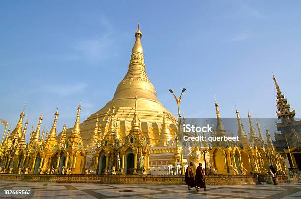 De Shwedagon Paya Em Yangon A Birmânia - Fotografias de stock e mais imagens de Pagode de Shwedagon - Pagode de Shwedagon, Myanmar, Yangon