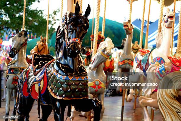 Carrousel Cavalopreto - Fotografias de stock e mais imagens de Carrossel de Cavalo - Carrossel de Cavalo, Arte, Cultura e Espetáculo, Atividade Recreativa