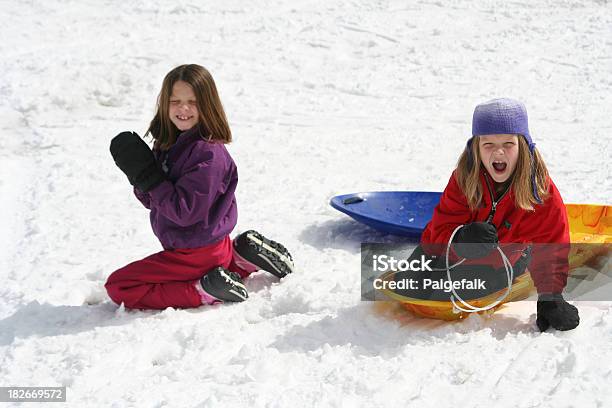 Meninas Brincando Na Neve - Fotografias de stock e mais imagens de Andar de tobogã - Andar de tobogã, Andar de trenó, Atividade Recreativa