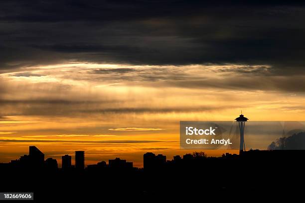 Sillhouette Di Seattle - Fotografie stock e altre immagini di Pioggia - Pioggia, Seattle, Orizzonte urbano