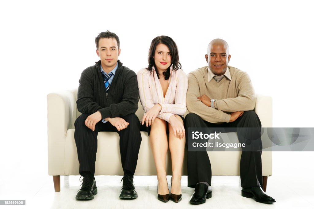 Equipa Posando em um sofá - Royalty-free Adulto Foto de stock