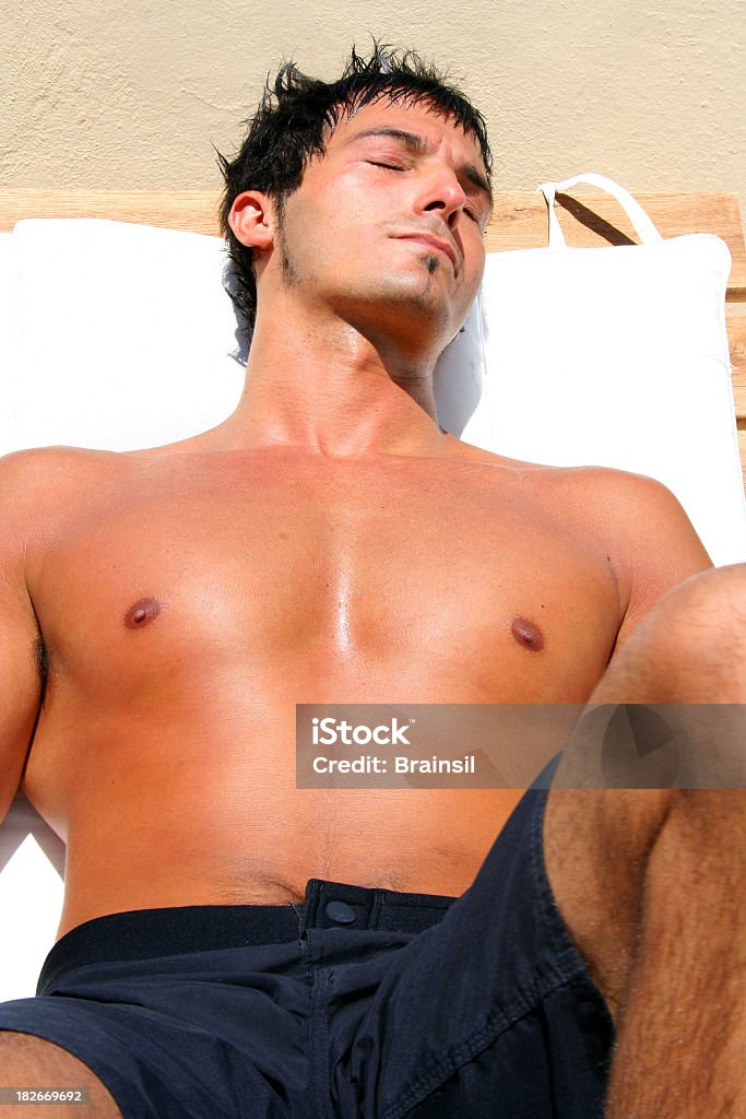 Mann zum Sonnenbaden - Lizenzfrei Auf dem Rücken liegen Stock-Foto