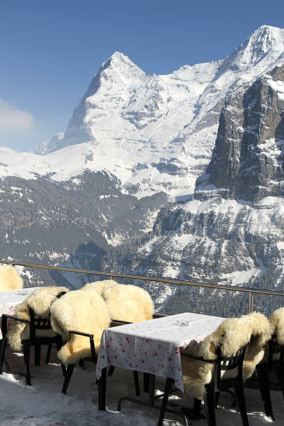 tables en extérieur du restaurant murren avec une vue sur le mont eiger, suisse - muerren photos et images de collection