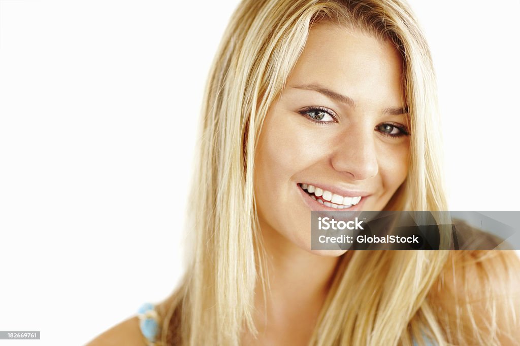 Primo piano di una bella dai capelli biondi donna sorridente su bianco - Foto stock royalty-free di 20-24 anni