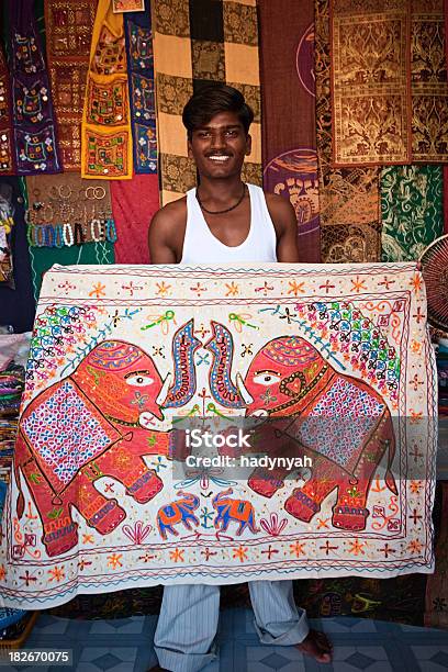 Ragazzo Indiano Con Copertura - Fotografie stock e altre immagini di India - India, Negozio, Adulto