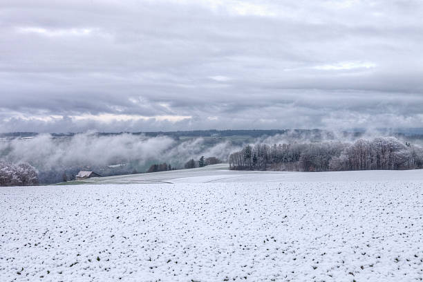 spring neve em campos e fazenda, vaud, hdr - storm storm cloud hdr barn - fotografias e filmes do acervo