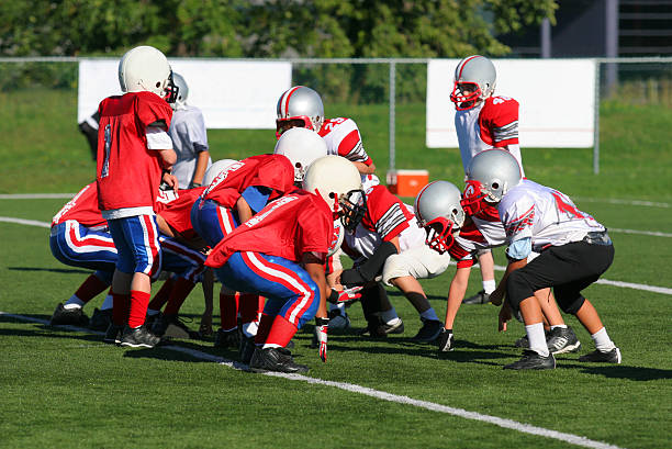 crianças jogando futebol americano - offensive line - fotografias e filmes do acervo