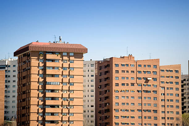 immeubles d'appartements - madrid built structure house spain photos et images de collection