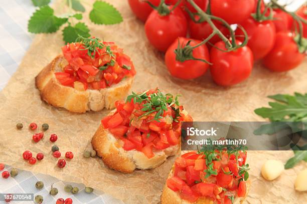 Bruschetta - zdjęcia stockowe i więcej obrazów Bazylia - Bazylia, Bruschetta, Bufet - posiłek