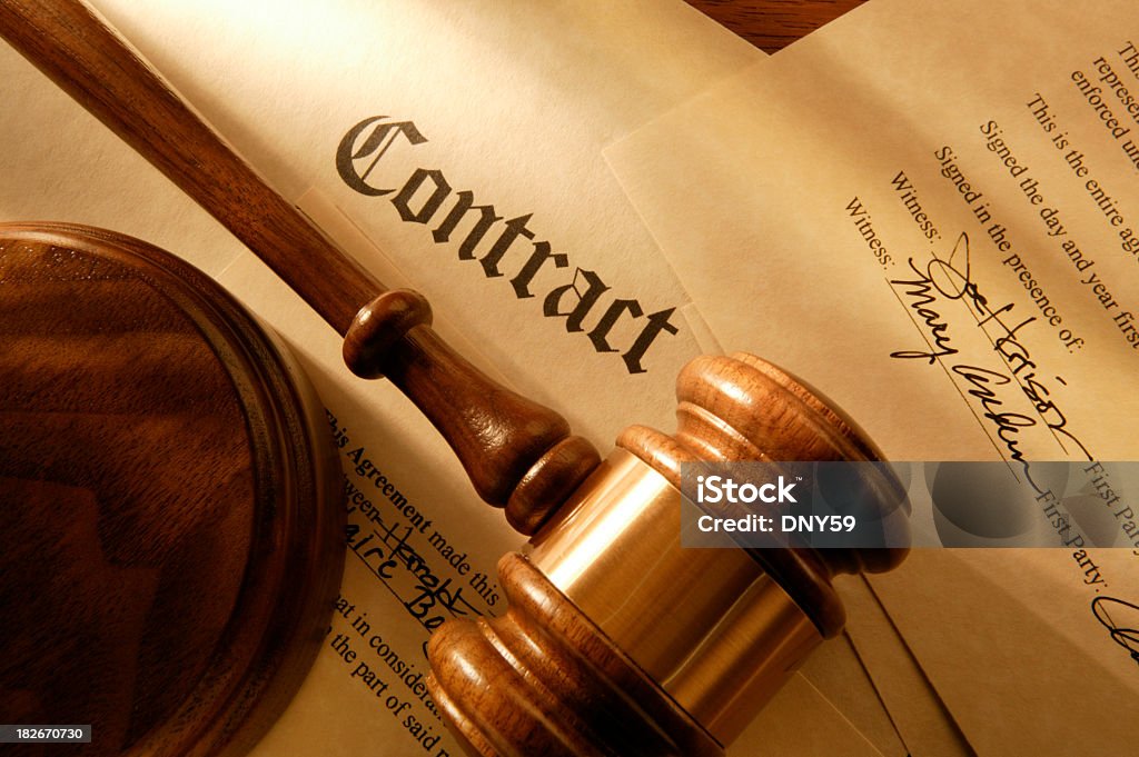 Plano aproximado de assinatura de um contrato com Martelo de Juiz e bloco Som - Royalty-free Acordo Foto de stock