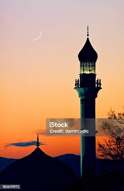 Mesquita No Anoitecer Com Lua Crescente - Fotografias de stock e mais imagens de Ramadão - Ramadão, Amarelo, Anoitecer