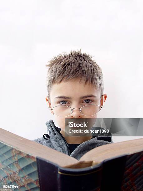Aktivitätenjunge Liest Stockfoto und mehr Bilder von Jungen - Jungen, Wörterbuch, Akademisches Lernen