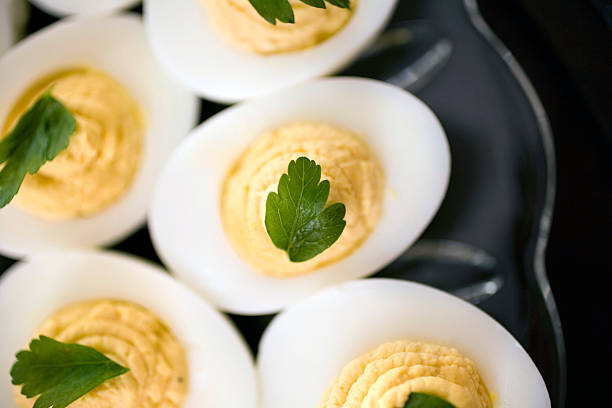 ovos picantes - sandwich breakfast boiled egg close up - fotografias e filmes do acervo