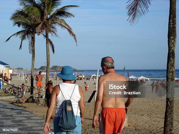 Foto de Os Turistas A Praia De Ipanema Rio De Janeiro e mais fotos de stock de Adolescente - Adolescente, Andar, Areia
