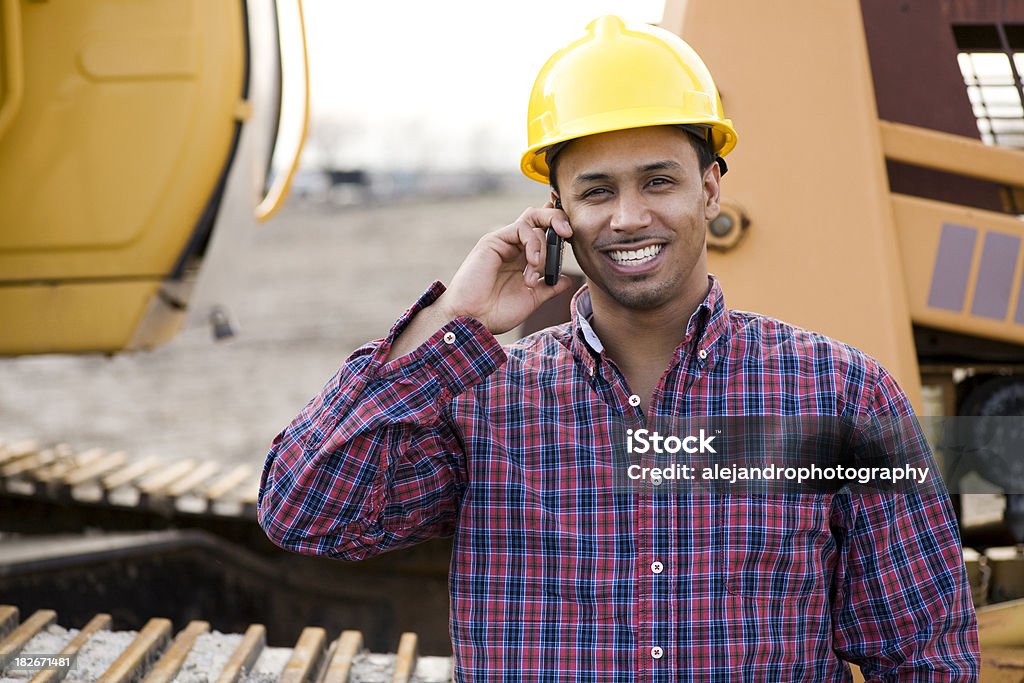 Étnico Trabalhador de Construção no telefone celular - Foto de stock de 20 Anos royalty-free