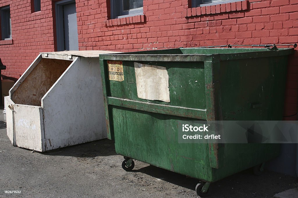 Dumpsters sul dietro - Foto stock royalty-free di Autocarro ribaltabile