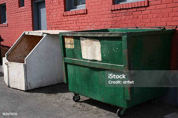 Dumpsters Sul Dietro - Fotografie stock e altre immagini di Autocarro ribaltabile - Autocarro ribaltabile, Borsa, Cassone dei rifiuti