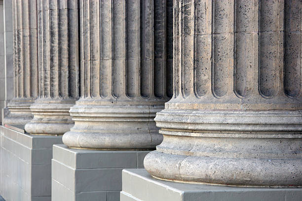 des colonnes - column courthouse justice government photos et images de collection