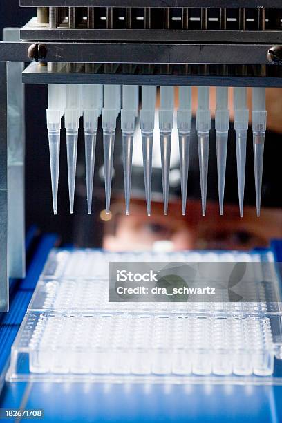Factor Humano - Fotografias de stock e mais imagens de ADN - ADN, Adulto, Analisar