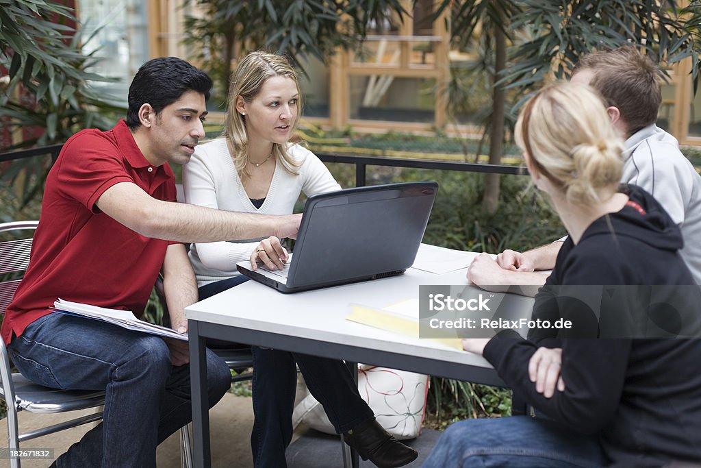 Grupo de multi étnica alunos no trabalho de equipa com computador portátil apresentação (XXL - Royalty-free Adulto Foto de stock