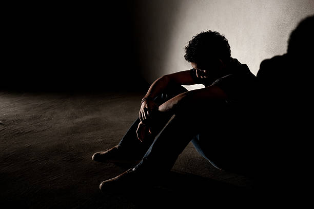 triste giovane uomo - adult loneliness depression foto e immagini stock
