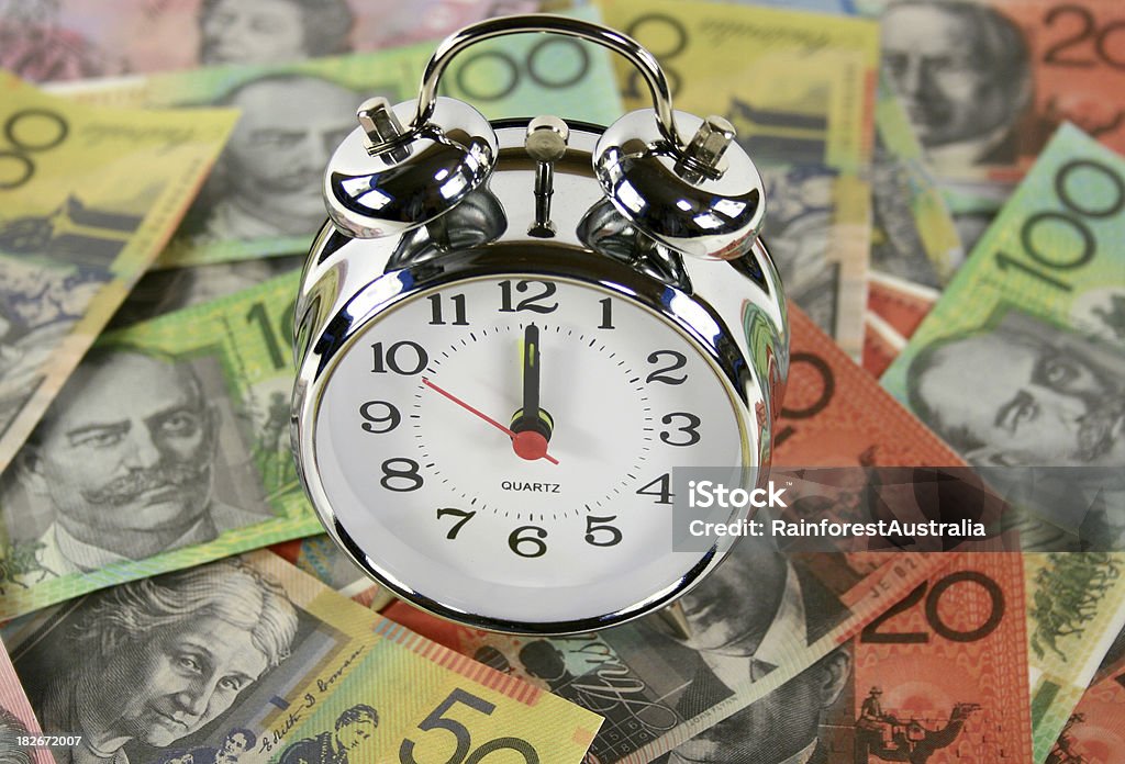 Orologio e denaro concetto di business - Foto stock royalty-free di Affari