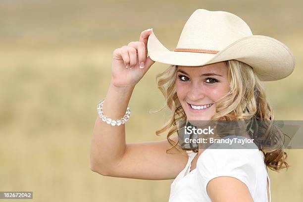 Bella Cowgirl - Fotografie stock e altre immagini di Cappello da cowboy - Cappello da cowboy, Solo una donna, Abbigliamento casual