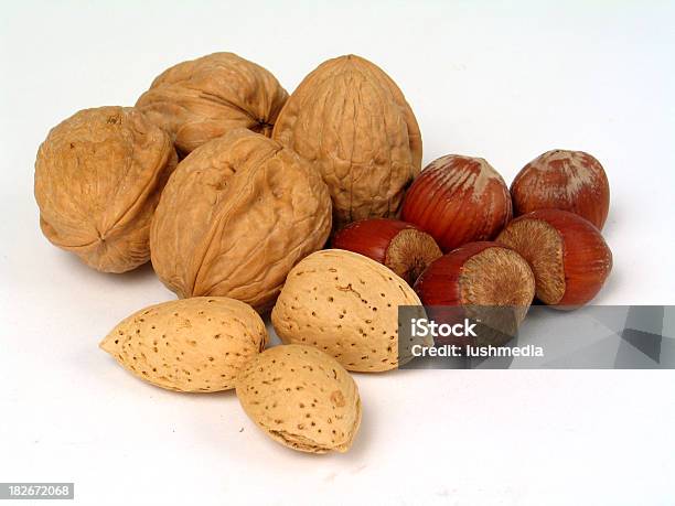 Nuts1 - Fotografie stock e altre immagini di Alimentazione sana - Alimentazione sana, Autunno, Baccello - Stadio di crescita floreale