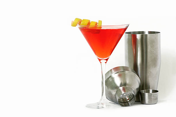 alcohol- vermelho martini e shaker - cosmopolitan imagens e fotografias de stock