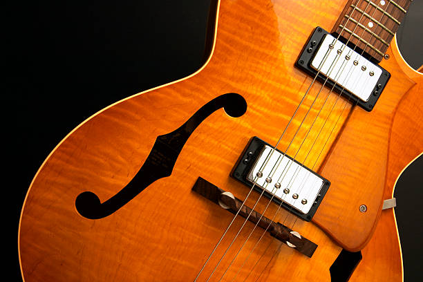 Guitarra de Jazz sobre preto - fotografia de stock