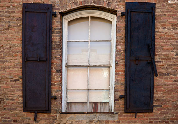 Geisterstadt Fenster mit Fensterläden im Plantagenstil – Foto