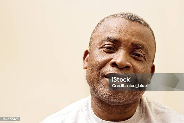 Uśmiechająca Się African American Człowiek - zdjęcia stockowe i więcej obrazów Ludzka twarz - Ludzka twarz, Mężczyźni, Bliski