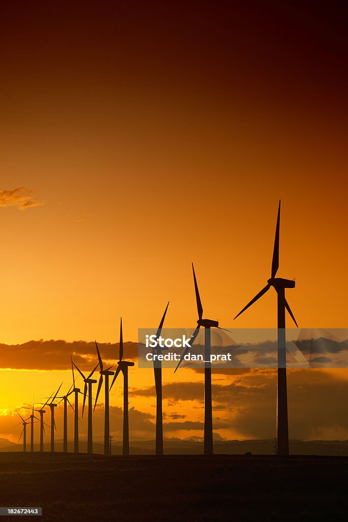Turbinas eólicas do pôr-do-sol - Foto de stock de Energia Eólica royalty-free