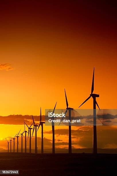 Foto de Turbinas Eólicas Do Pôrdosol e mais fotos de stock de Energia Eólica - Energia Eólica, Turbina, Campo