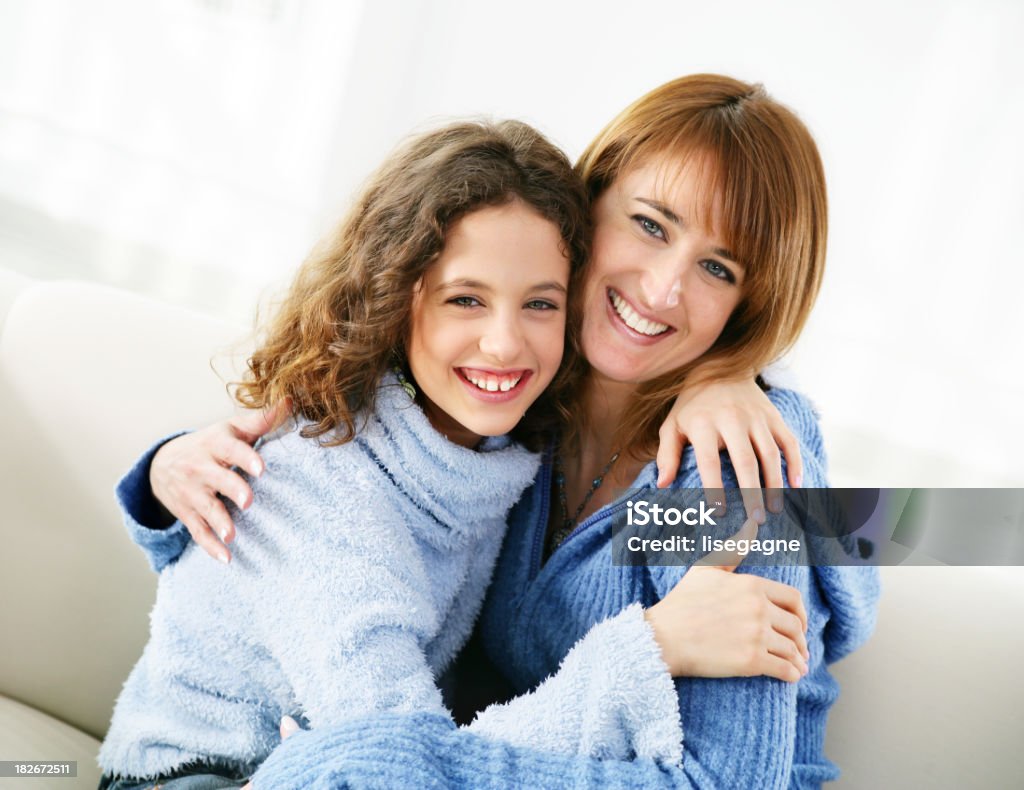 Madre e hija - Foto de stock de Abrazar libre de derechos