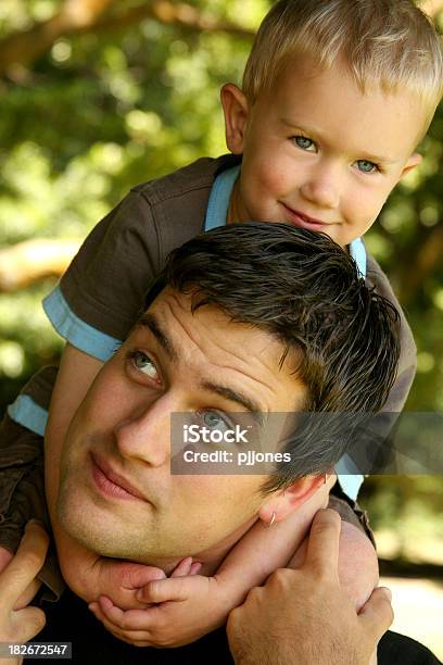 Daddyniño Foto de stock y más banco de imágenes de Padre - Padre, Cara humana, A caballo