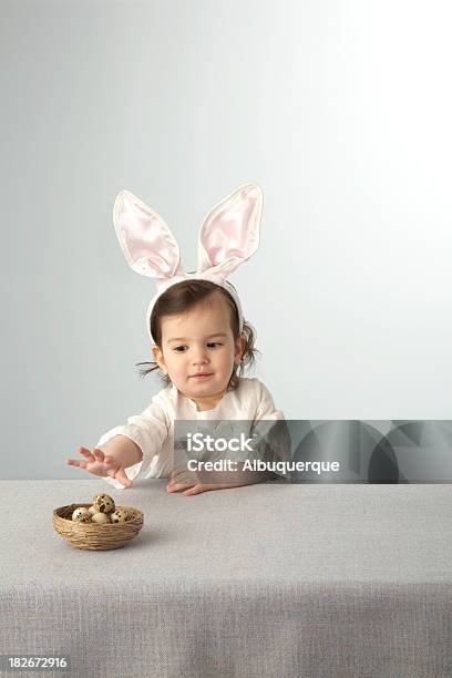 Retrato De Niño Con Orejas De Conejo Foto de stock y más banco de imágenes de 12-17 meses - 12-17 meses, 12-23 meses, Alcanzar