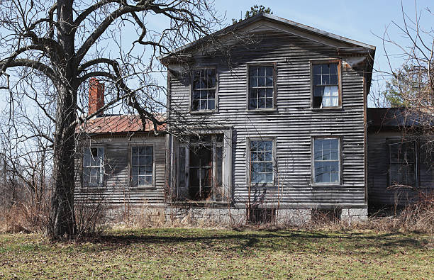 istock Abandoned Weather-Beaten House 182672969