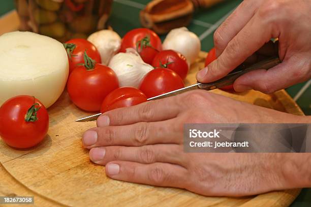 Cortando Tomates Foto de stock y más banco de imágenes de Ajo - Ajo, Alimento, Blanco - Color