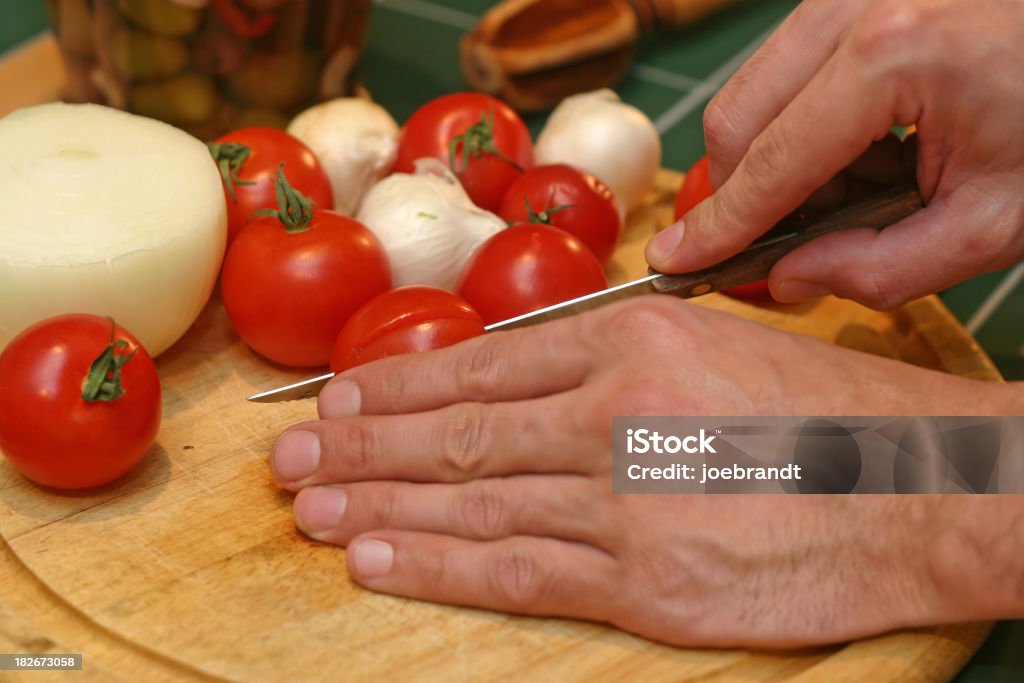 Slicing di pomodori - Foto stock royalty-free di Aglio - Alliacee