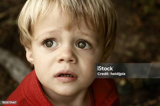 Spaventato Ragazzino - Fotografie stock e altre immagini di Bambino piccolo - Bambino piccolo, Paura, Soltanto una persona