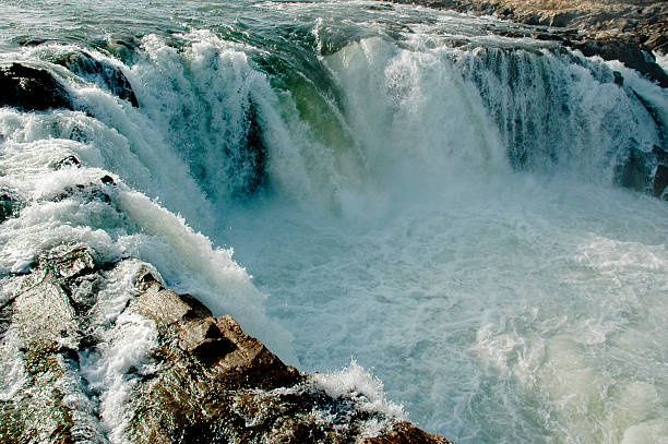 cascade d'eau - gurgling photos et images de collection