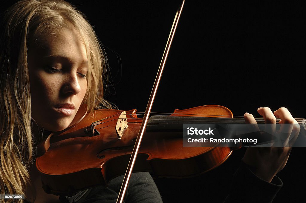 Adolescente tocando violín - Foto de stock de Adolescente libre de derechos