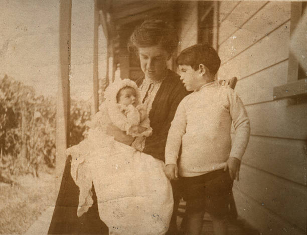 istock Edwardian mother and children 182673922