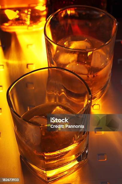 Foto de Uísque Com Gelo e mais fotos de stock de Copo de whisky - Copo de whisky, Laranja - Descrição de Cor, Whisky
