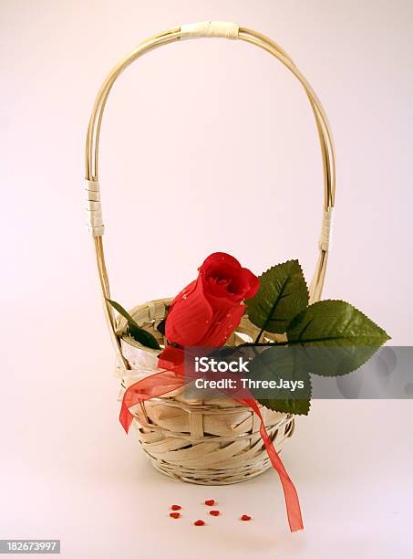 Photo libre de droit de Panier Romantique Avec Des Roses Et Coeur banque d'images et plus d'images libres de droit de Amour - Amour, Anniversaire d'un évènement, Coeur - Symbole d'une idée