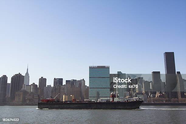 Manhattan Skyline - Fotografias de stock e mais imagens de Ao Ar Livre - Ao Ar Livre, Arranha-céu, Azul