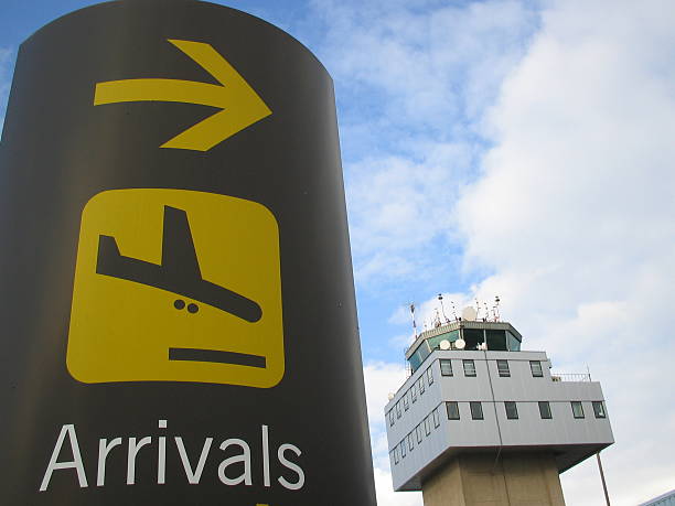 ご到着時のサイン - control harbor airport tower ストックフォトと画像