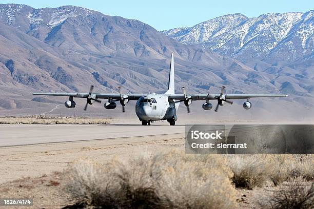 Cuerpo De Infantería De Marina C130 Foto de stock y más banco de imágenes de Avión - Avión, Personas, Llevar